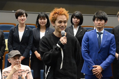 サプライズ登場した池松壮亮。