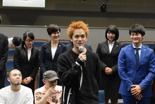 池松壮亮（中央）