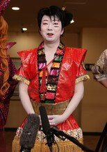 市川猿之助扮するルフィ。