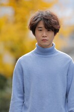 谷川安夫役の矢本悠馬。