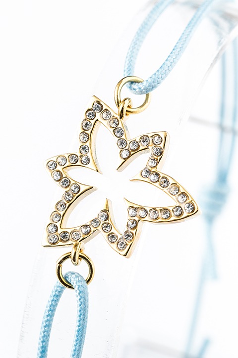 冬組モデルのブレスレット。