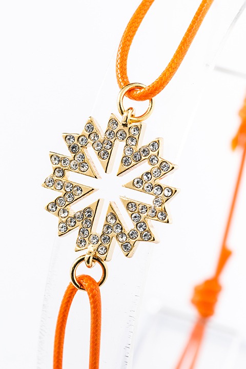 秋組モデルのブレスレット。