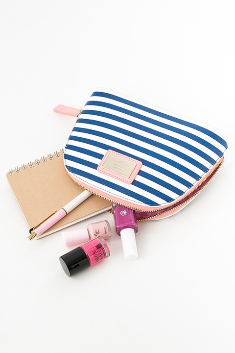 春組モデルのポーチ。