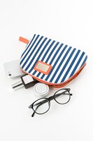 秋組モデルのポーチ。