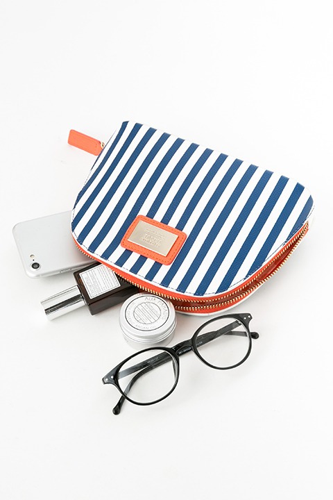 秋組モデルのポーチ。