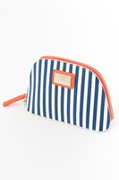 秋組モデルのポーチ。