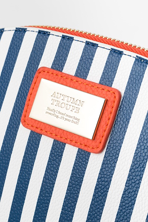 秋組モデルのポーチ。