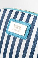 冬組モデルのポーチ。