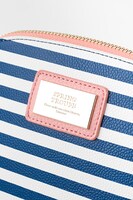 春組モデルのポーチ。