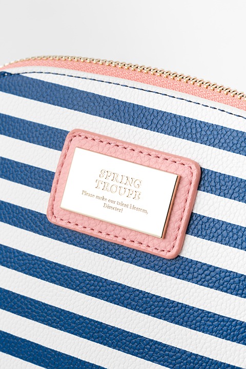 春組モデルのポーチ。