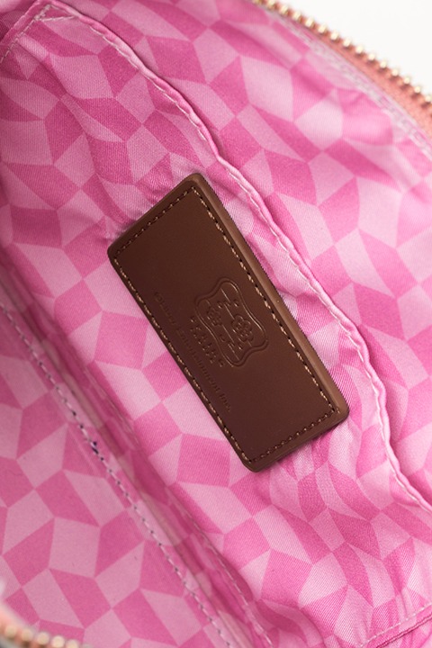 春組モデルのポーチ。