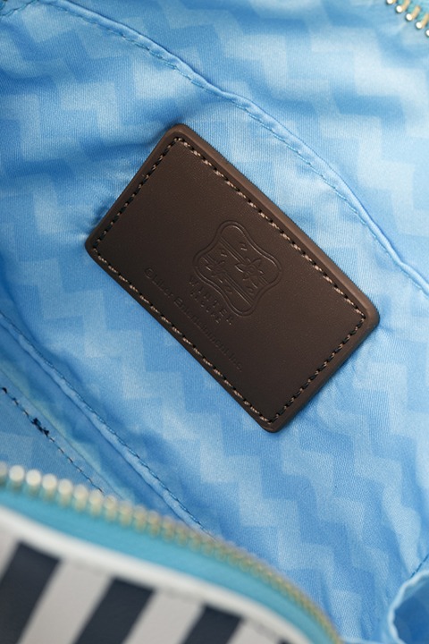 冬組モデルのポーチ。