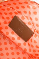 秋組モデルのポーチ。