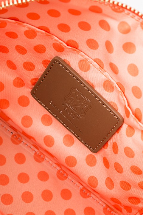 秋組モデルのポーチ。