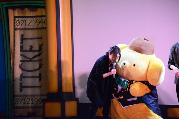 ダンスの直前、緊張する田村睦心を勇気付けるポムポムプリン。