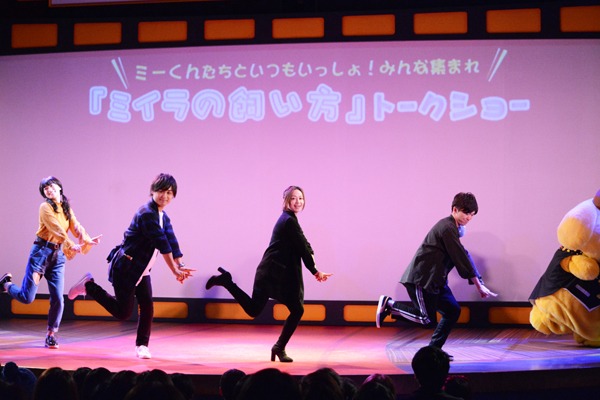 ダンスを披露するキャスト陣。