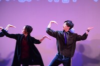 ダンスを披露するキャスト陣。