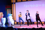ダンスを披露するキャスト陣。