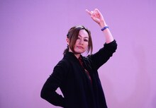 ダンスを披露する田村睦心。