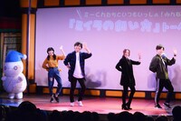 ダンスを披露するキャスト陣。