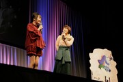 「AnimeJapan 2018」内のステージ「バップ新作アニメ発表会」の様子。左から久野美咲、花守ゆみり。