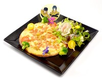 「幸村、真田の鮭フレークとチキンのカルボナーラソースピザ ガーデンサラダ添え」