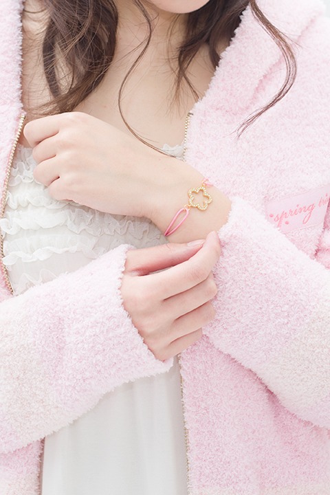 春組モデルのブレスレット着用例。