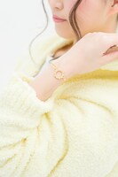 夏組モデルのブレスレット着用例。