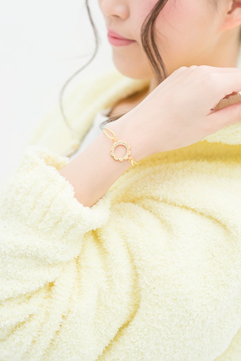 夏組モデルのブレスレット着用例。