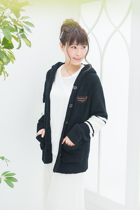 秋組モデルのルームウェア着用例。