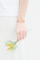 秋組モデルのブレスレット着用例。