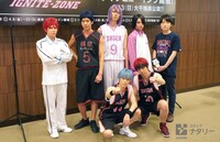 囲み取材の様子。前列左から小野賢章、安里勇哉。後列左から糸川耀士郎、小沼将太、鮎川太陽、斉藤秀翼、中屋敷法仁。