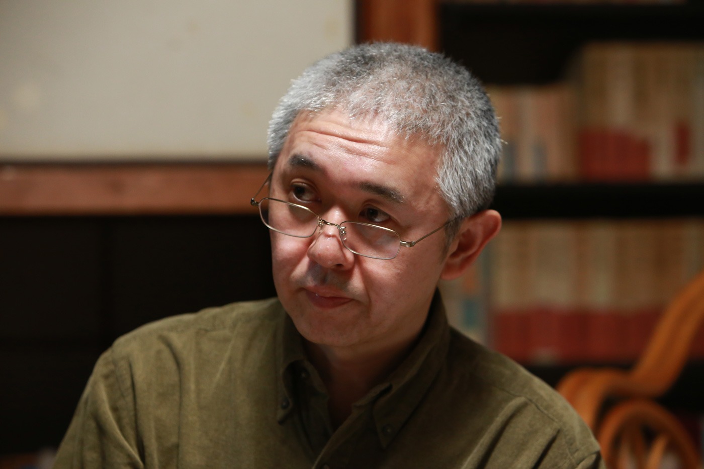 宮本武夫に扮する新井英樹。