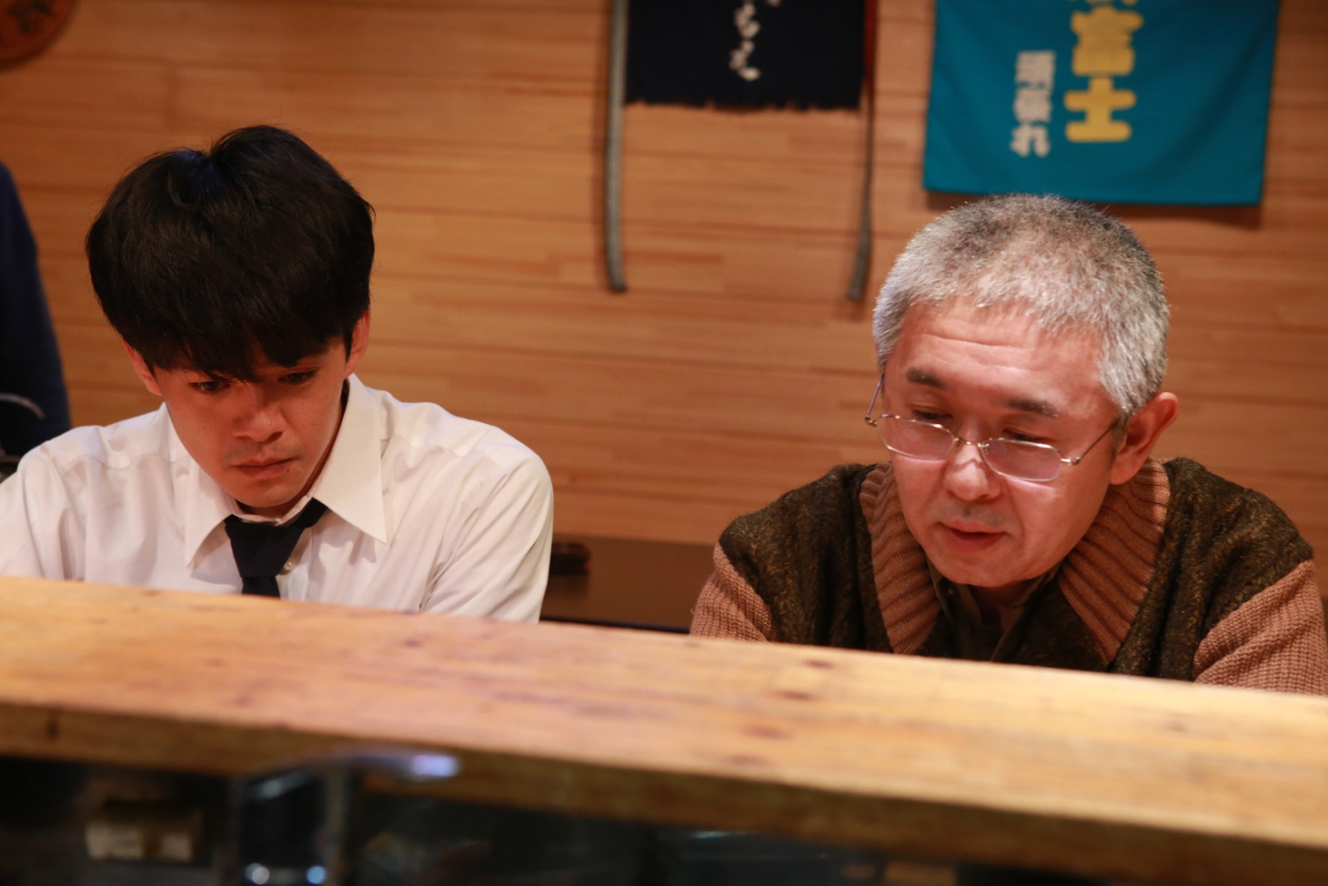 左から宮本浩に扮する池松壮亮、宮本武夫に扮する新井英樹。
