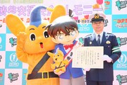 渋谷警察署長（右）とピーポくん（左）と記念撮影をするコナン（中央）。
