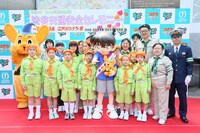 交通少年団とともにポーズを決めるコナン。