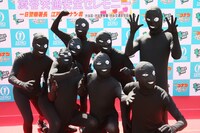 集合する黒タイツの人たち。