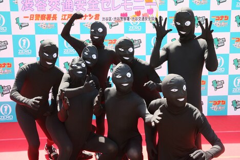 集合する黒タイツの人たち。