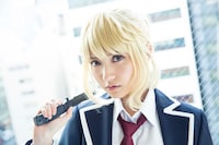 桃月なしこ扮する二瀬真由子。