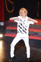 三上俊扮する吉原安里。