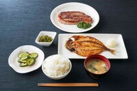 「毒も喰らう、栄養も喰らう！刃牙と勇次郎の親子飯～親父ィ、今日洗い物やってくんね!!?～」。ステーキは追加料金でのオプションメニューとなる。