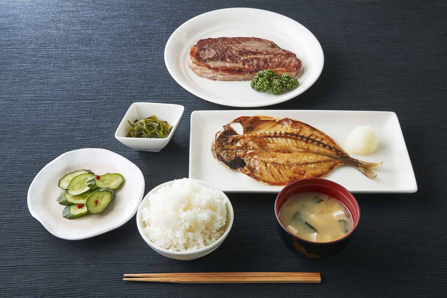 「毒も喰らう、栄養も喰らう！刃牙と勇次郎の親子飯～親父ィ、今日洗い物やってくんね!!?～」。ステーキは追加料金でのオプションメニューとなる。