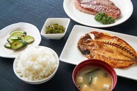「毒も喰らう、栄養も喰らう！刃牙と勇次郎の親子飯～親父ィ、今日洗い物やってくんね!!?～」。ステーキは追加料金でのオプションメニューとなる。