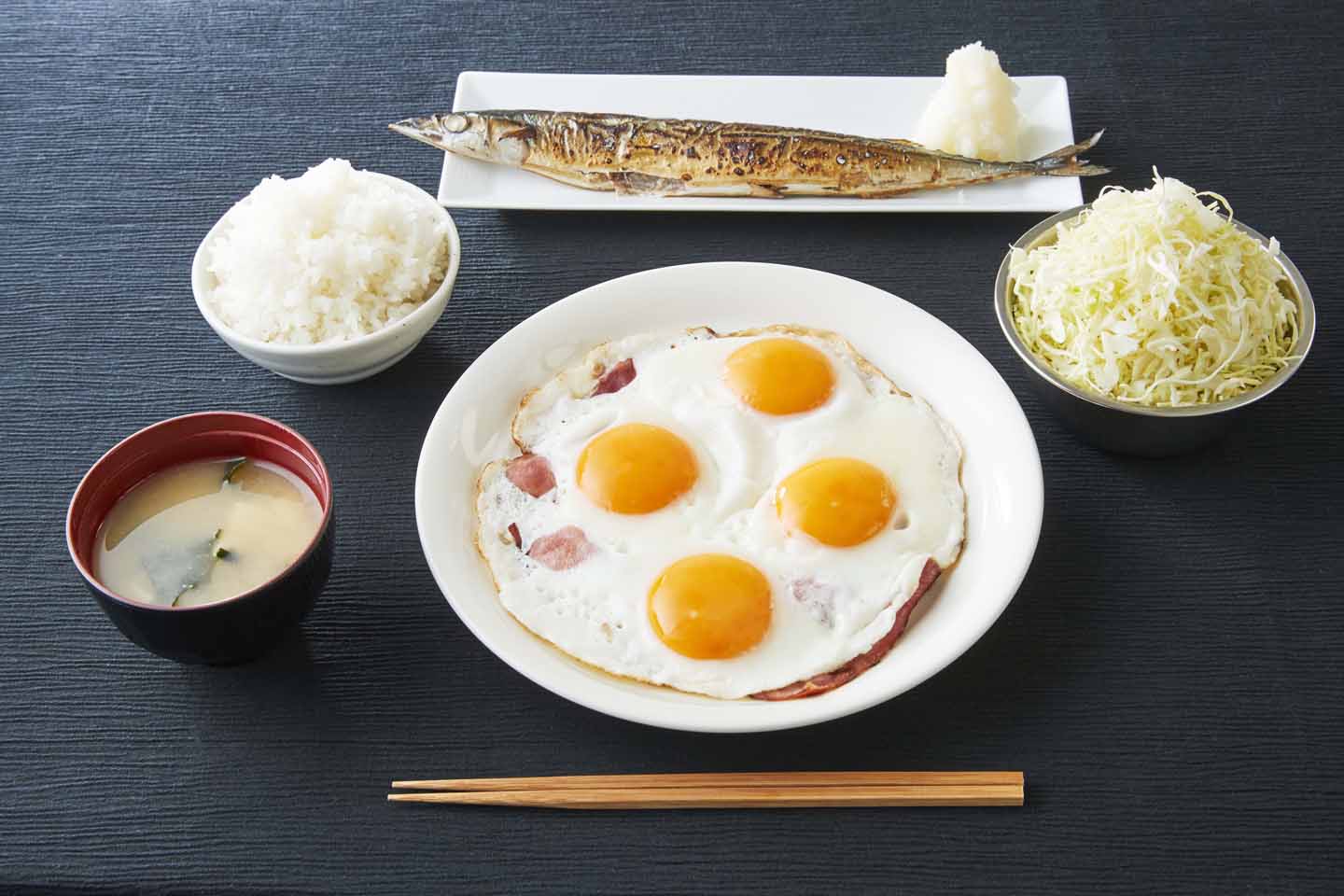 「山盛りのキャベツ…… ごきげんな朝飯ッッッッ！」