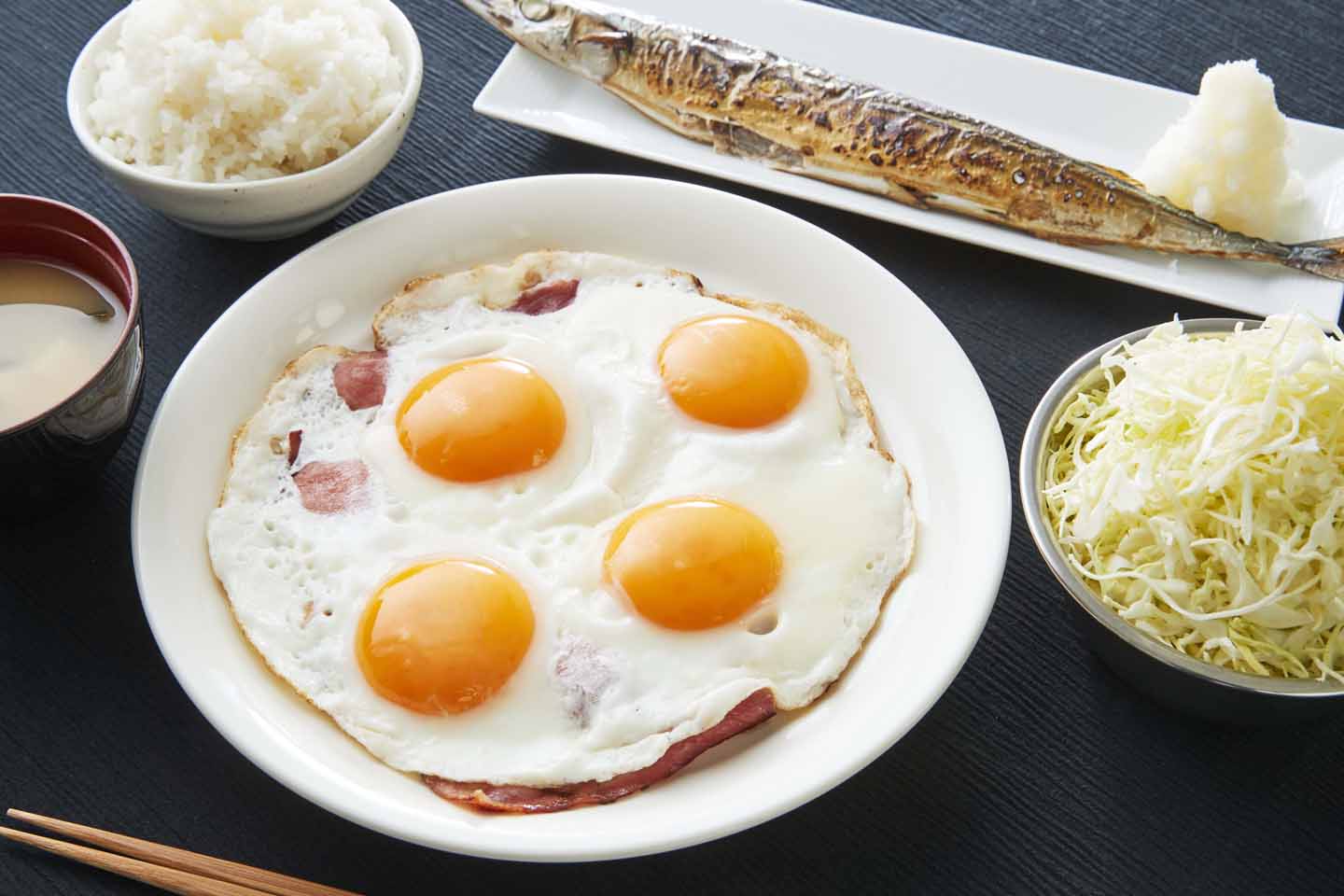 「山盛りのキャベツ…… ごきげんな朝飯ッッッッ！」