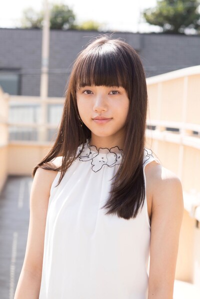 アオイ役の清原果耶。