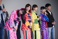 しんのすけと顔を見合わせる佐々木彩夏（左）。