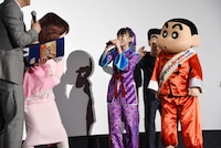 しんのすけのモノマネを披露しながらみさえに詰め寄る高城れに。