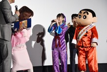 しんのすけのモノマネを披露しながらみさえに詰め寄る高城れに。