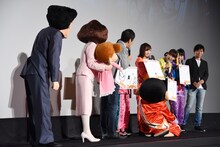 百田夏菜子のイラストに注目する登壇者。